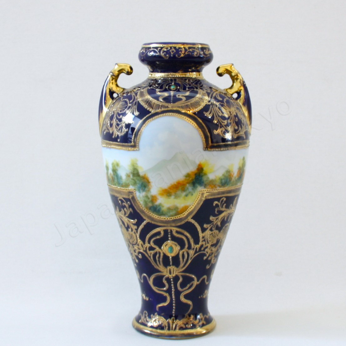Back view: Japanese old fine china. Old Noritake. Antique. Vase with handles
Lady portrait design
Polychrome, gold and cobalt blue.