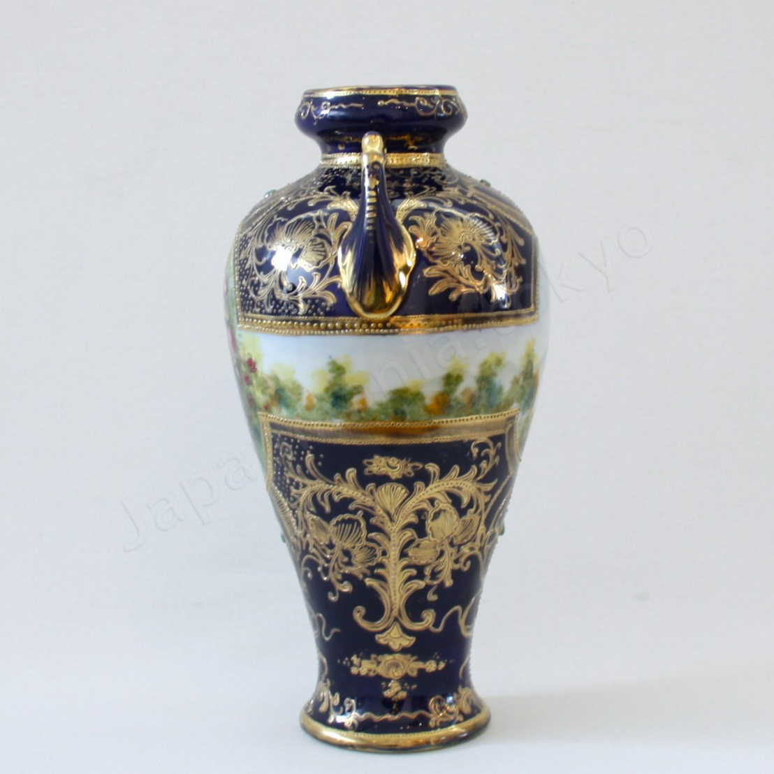 Side view: Japanese old fine china. Old Noritake. Antique. Vase with handles
Lady portrait design
Polychrome, gold and cobalt blue.