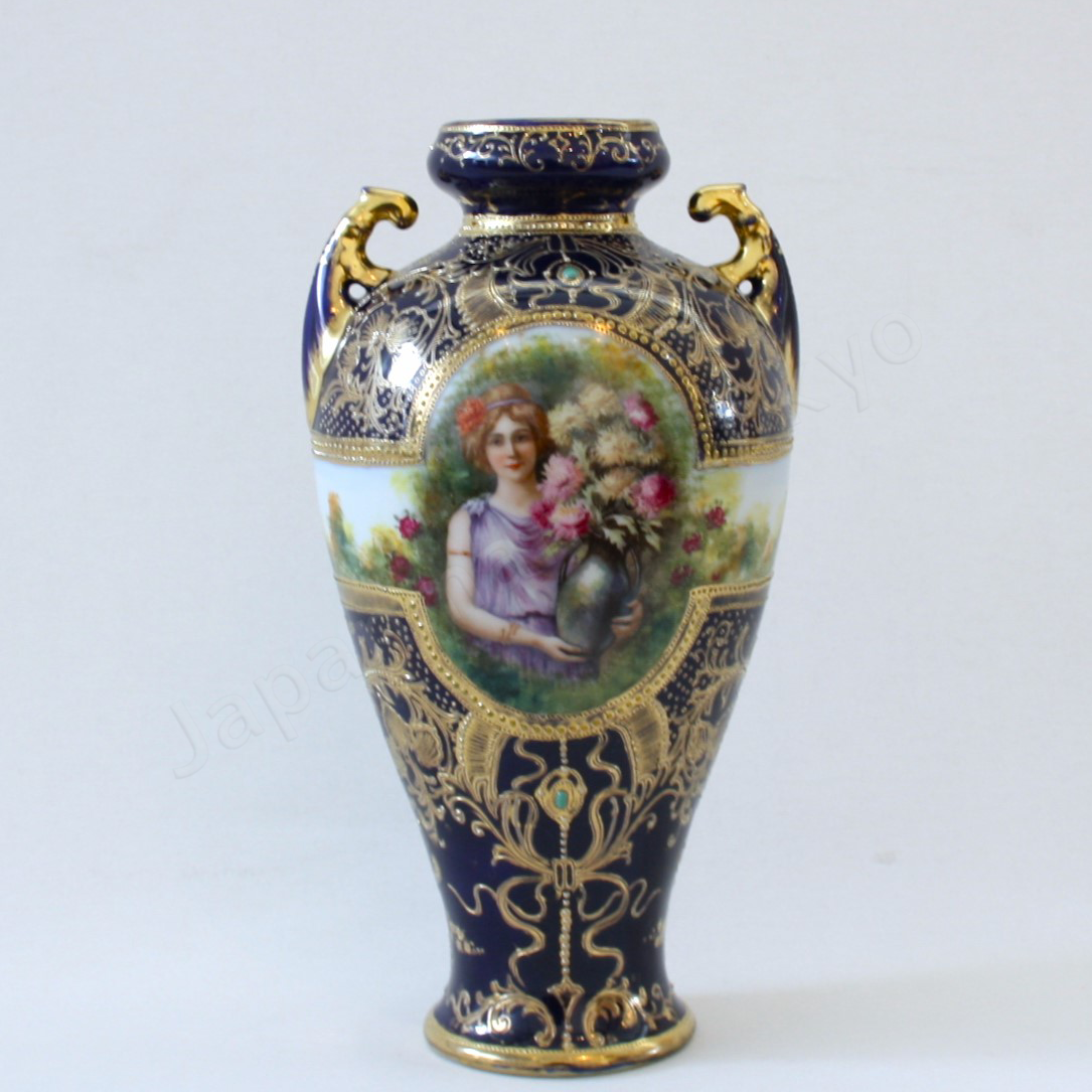 Front view: Japanese old fine china. Old Noritake. Antique. Vase with handles
Lady portrait design
Polychrome, gold and cobalt blue.