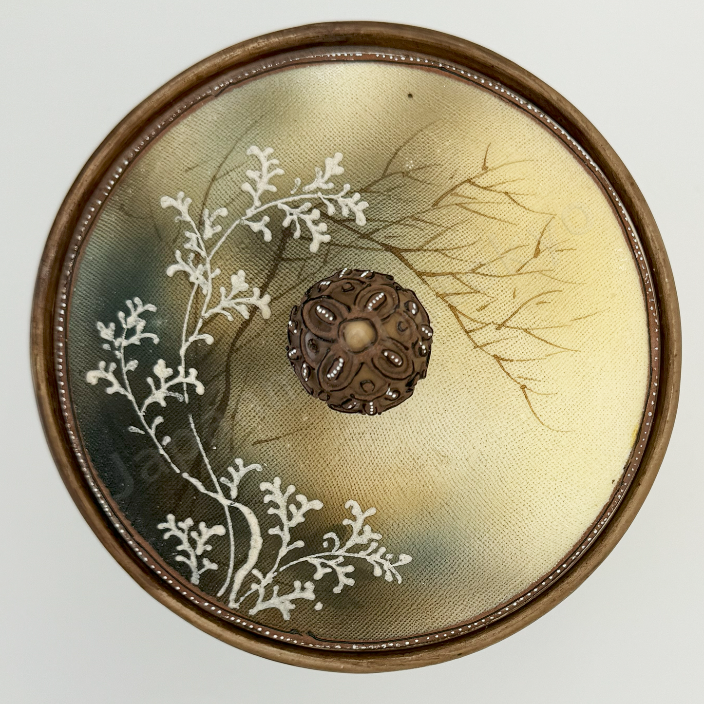Top view: Japanese old fine china. Old Noritake. Antique. Humidor
Horned owl design
Polychrome, Tapestry(cloth inlay) and white Moriage