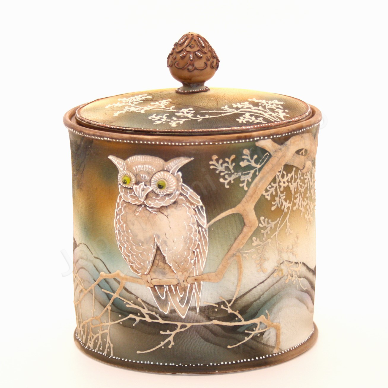 Front view: Japanese old fine china. Old Noritake. Antique. Humidor
Horned owl design
Polychrome, Tapestry(cloth inlay) and white Moriage