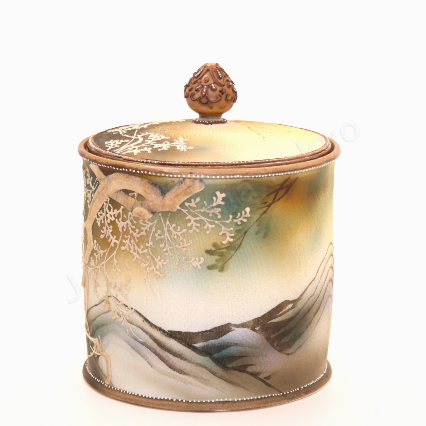 Side view: Japanese old fine china. Old Noritake. Antique. Humidor
Horned owl design
Polychrome, Tapestry(cloth inlay) and white Moriage