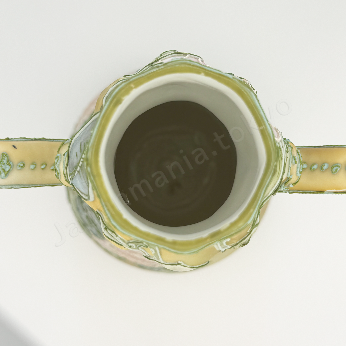 Top view: Japanese old fine china. Old Noritake. Antique.Vase with handles
Rose design
Molded trim shape