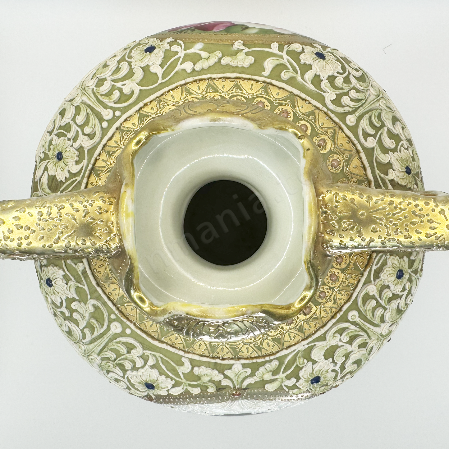 Top view: Japanese old fine china. Old Noritake. Antique.Vase with handles
Queen Louise portraite design
polychrome and gold, moriage.
