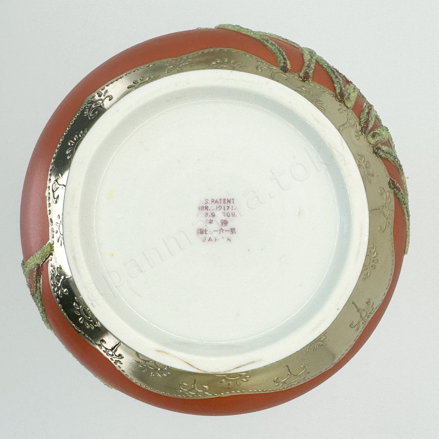 Back stamps: Patent Mark
Japanese old fine china. Old Noritake.
Ruffle top vase
Floral design
Polychrome, gold and coralene(glass bead decoration)