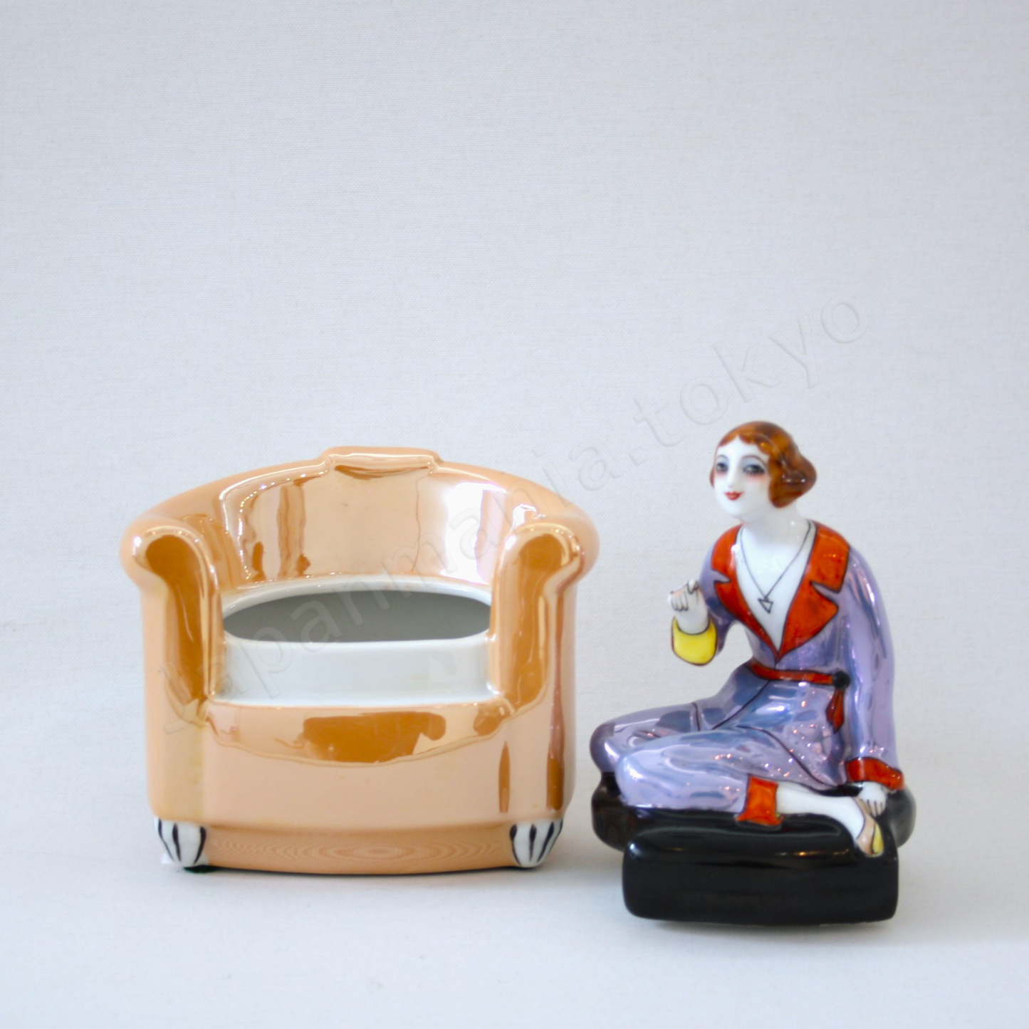 Front view:Japanese old fine china. Old Noritake.
Art Deco style
Container with Lady-shaped lid
Sitting lady design
Polychrome luster