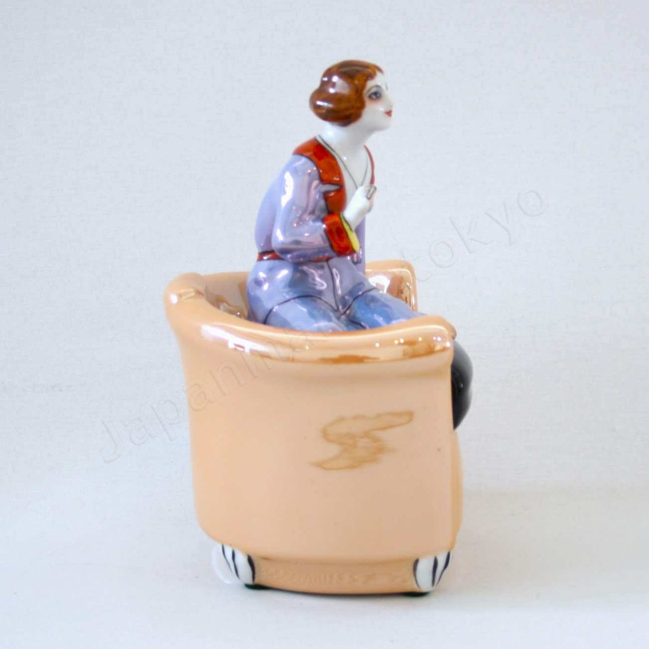Side view:Japanese old fine china. Old Noritake.
Art Deco style
Container with Lady-shaped lid
Sitting lady design
Polychrome luster
