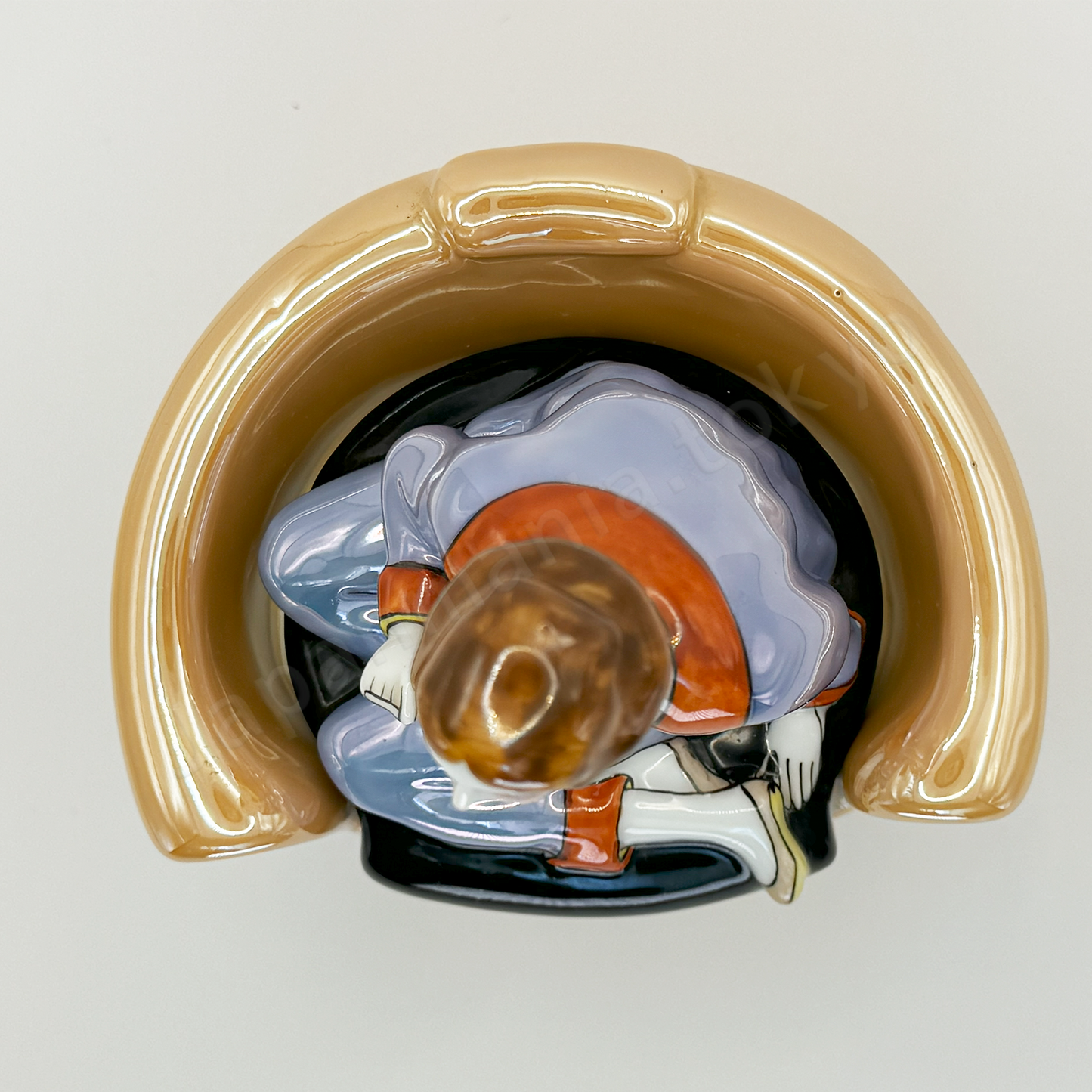 Top view:Japanese old fine china. Old Noritake.
Art Deco style
Container with Lady-shaped lid
Sitting lady design
Polychrome luster