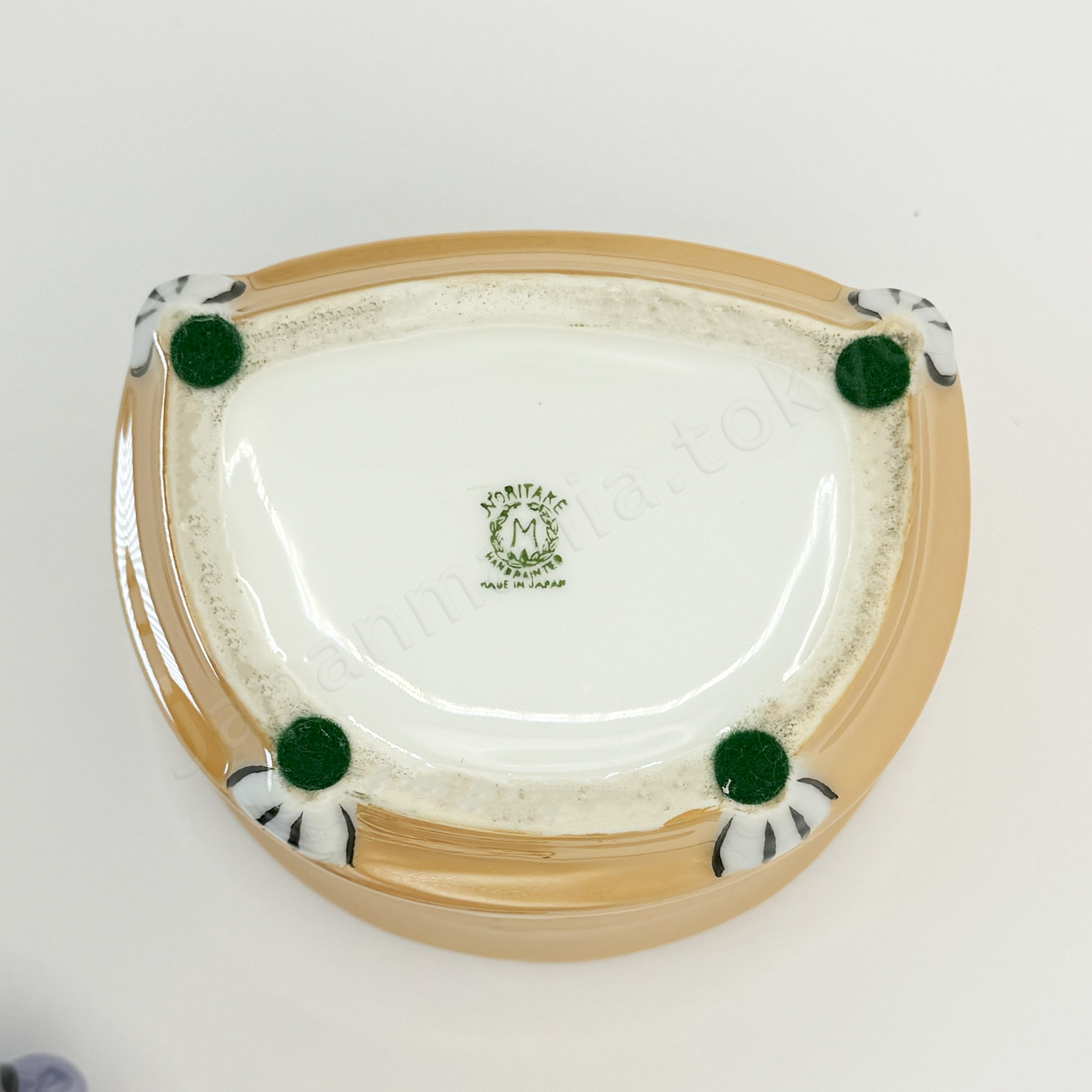 Back stamps: Noritake M in Wreath
Japanese old fine china. Old Noritake.
Art Deco style
Container with Lady-shaped lid
Sitting lady design
Polychrome luster