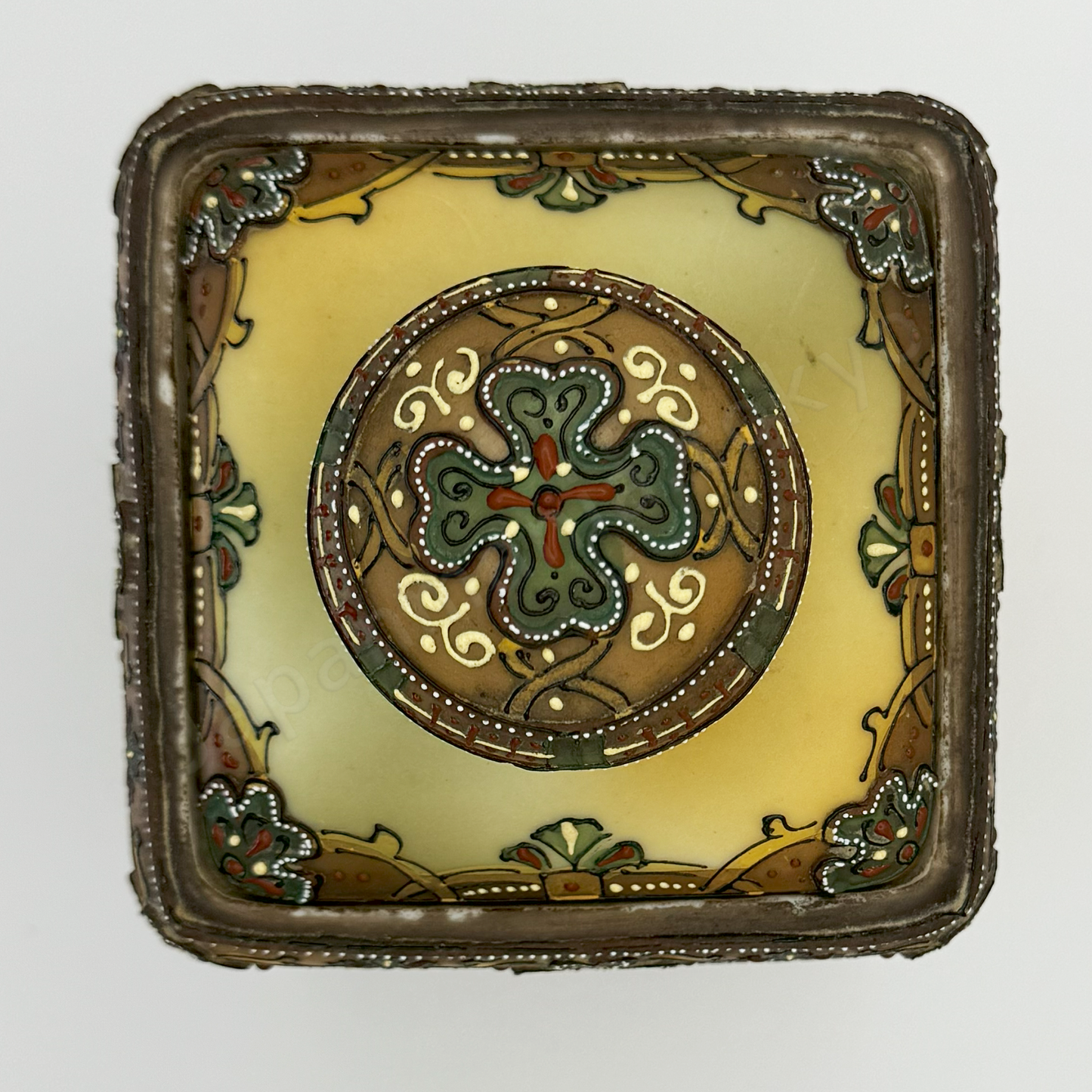 Top view: Japanese antique fine china, Old Noritake.
Humidor
Horse design
Moriage trim shape