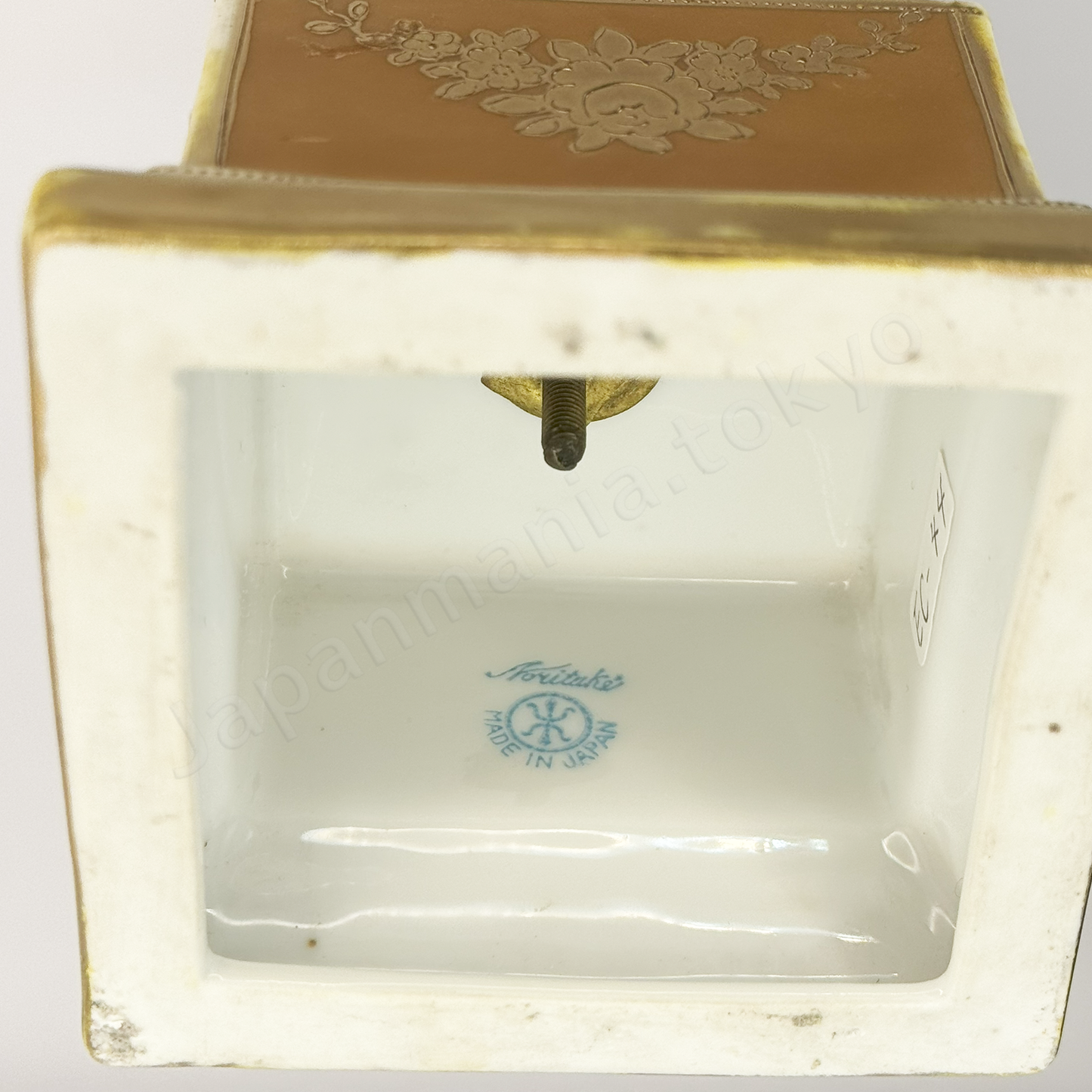 Back stamps: Biritish mark
Japanese antique fine china, Old Noritake.
Bolted urn with lid & handles
Landscape design
polychrome and gold