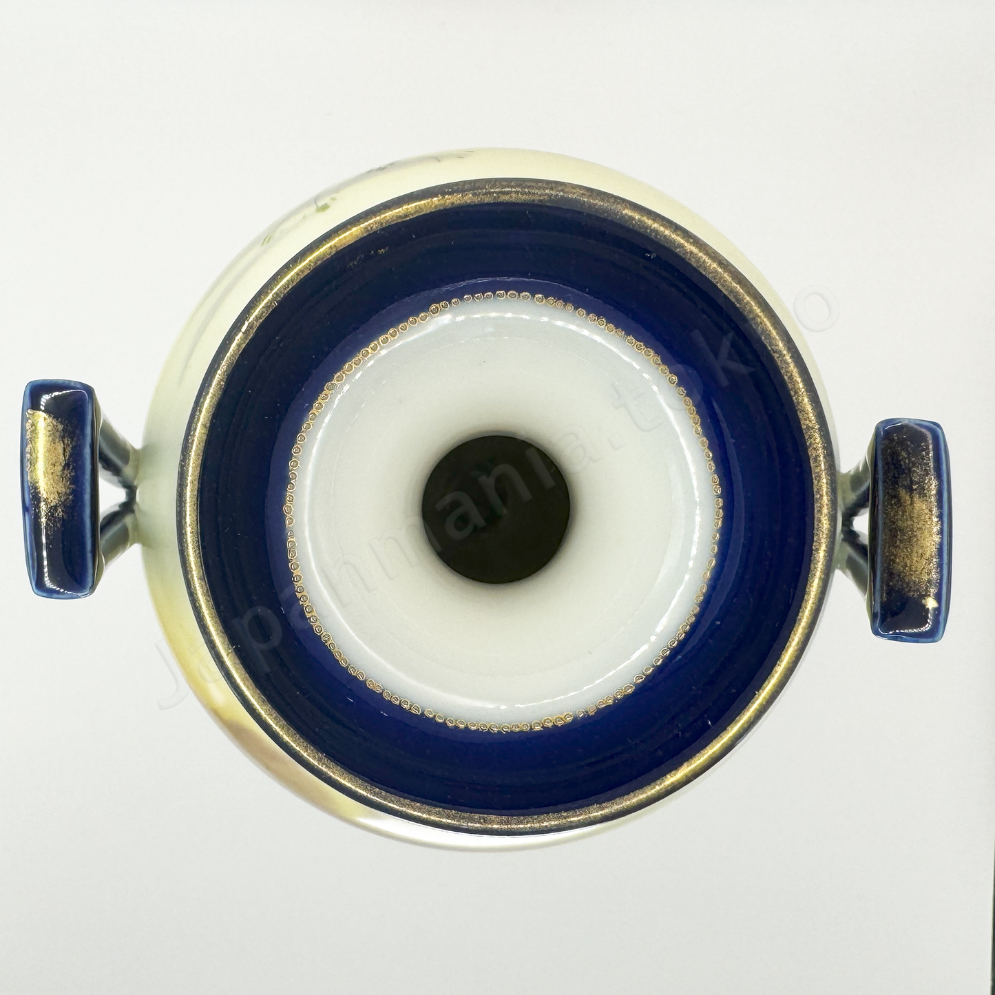 Top view: Japanese antique fine china, Old Noritake.
Bolted urn with handles
Landscape design
Polychrome, gold and cobalt blue