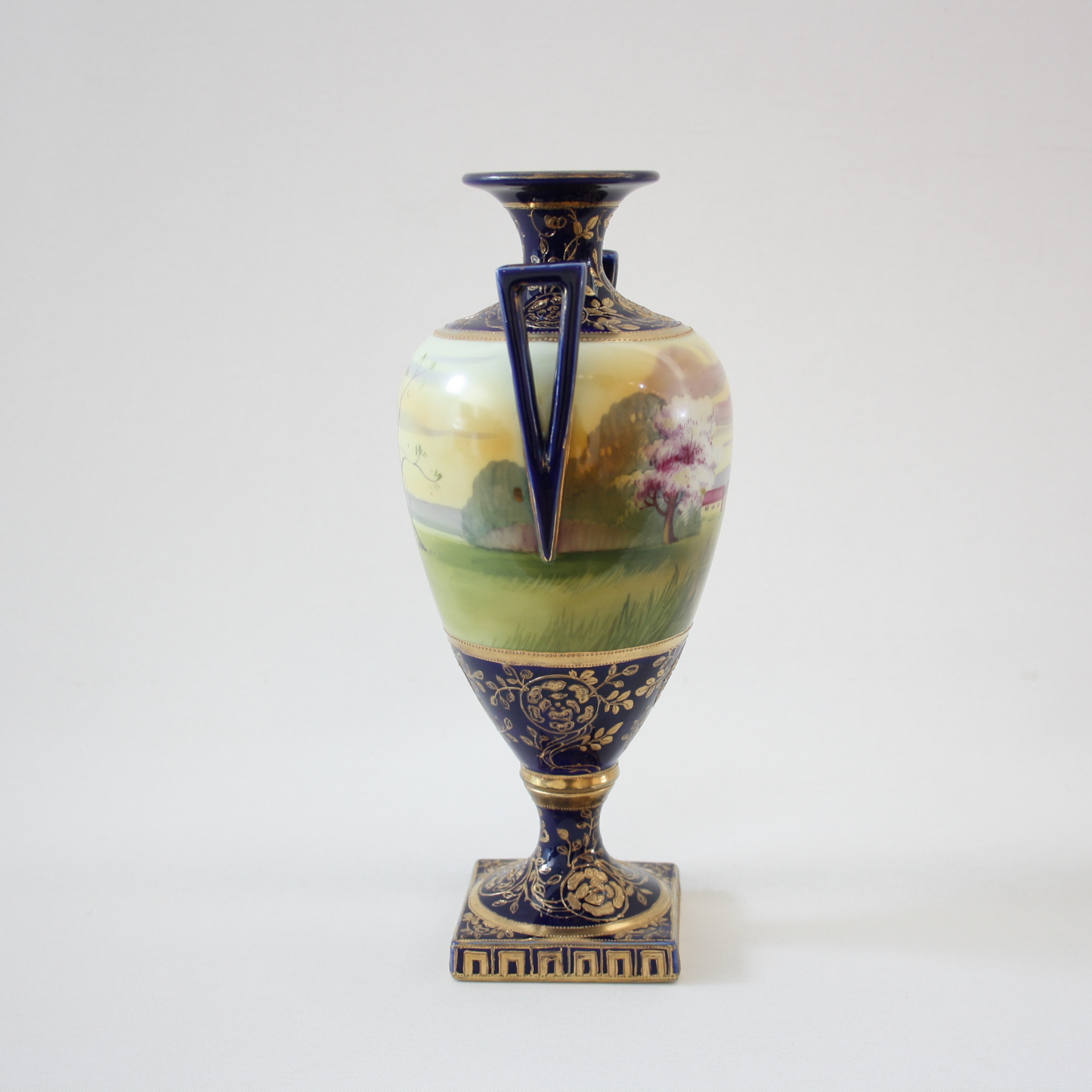 Side view: Japanese antique fine china, Old Noritake.
Bolted urn with handles
Landscape design
Polychrome, gold and cobalt blue