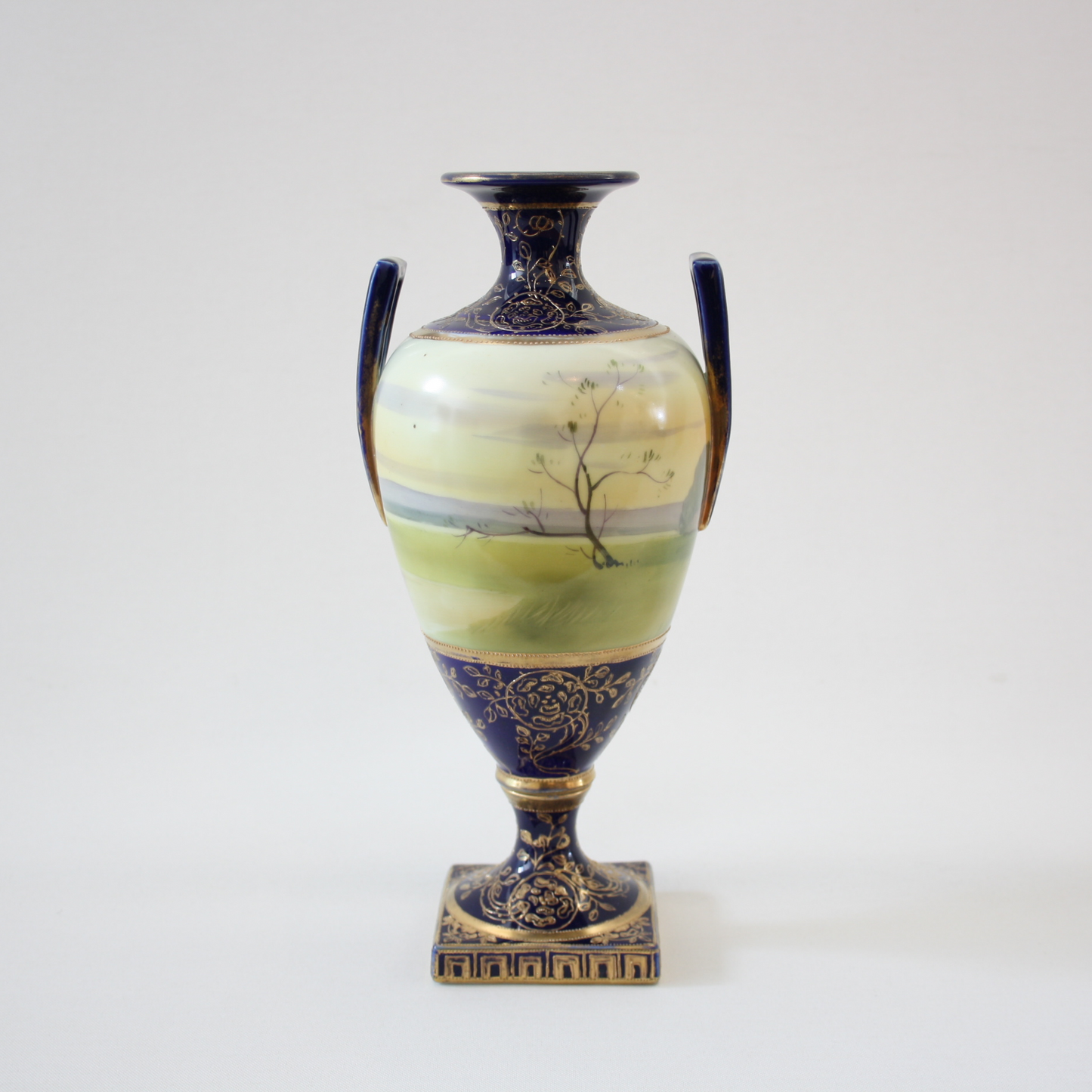 Back view: Japanese antique fine china, Old Noritake.
Bolted urn with handles
Landscape design
Polychrome, gold and cobalt blue