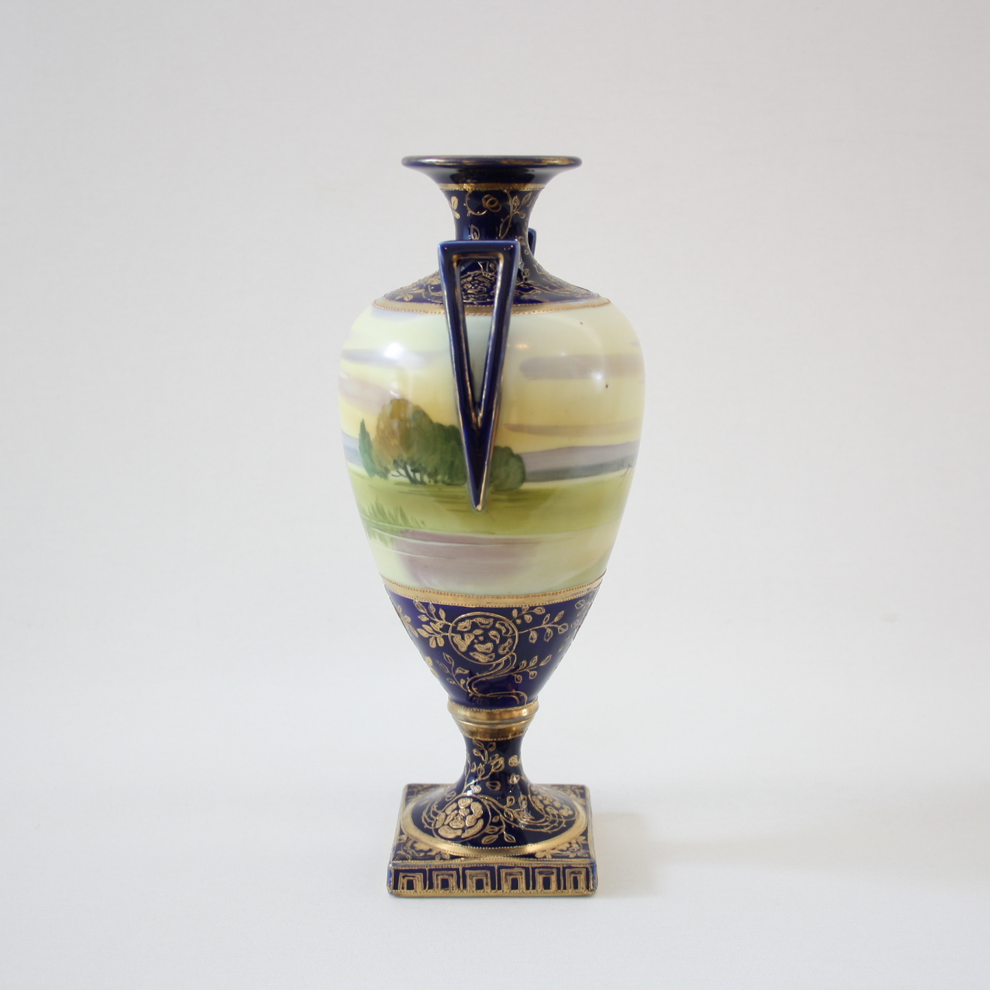 Side view: Japanese antique fine china, Old Noritake.
Bolted urn with handles
Landscape design
Polychrome, gold and cobalt blue