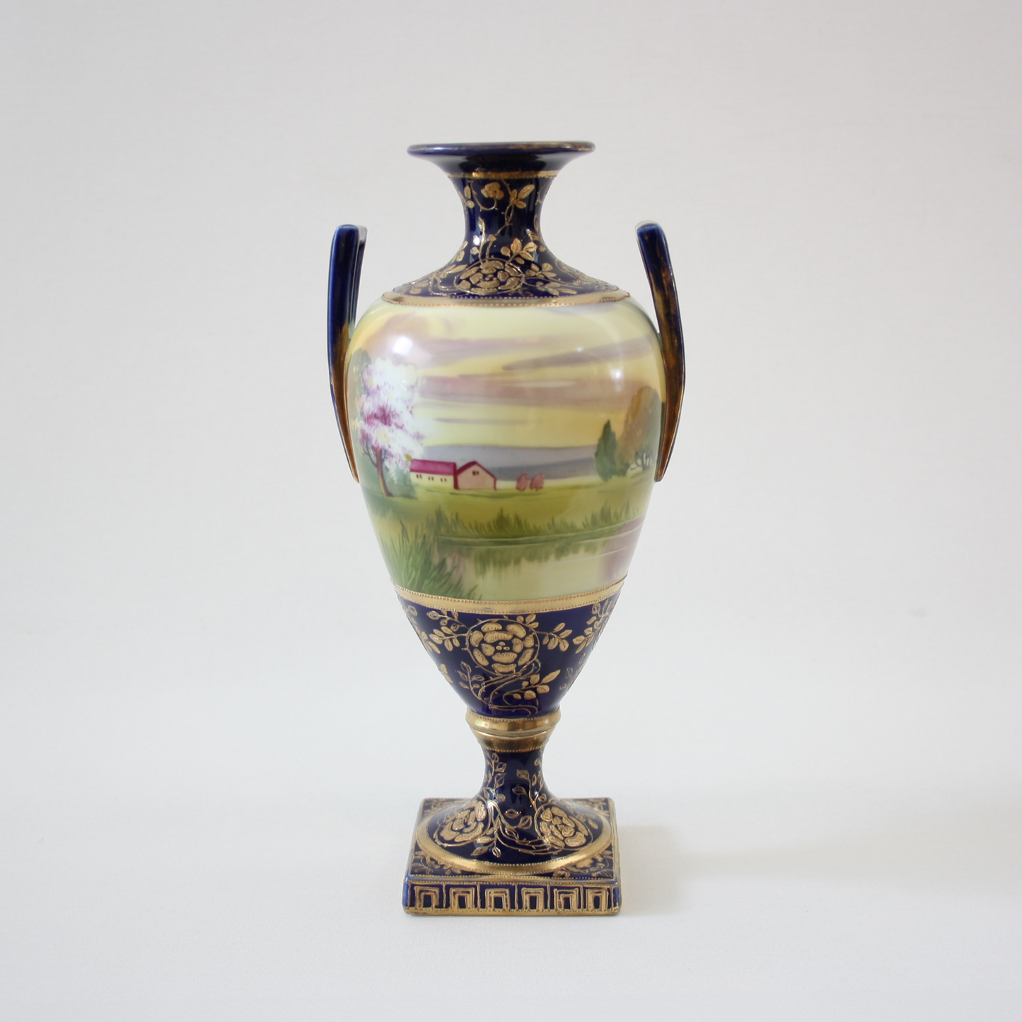 Front view: Japanese antique fine china, Old Noritake.
Bolted urn with handles
Landscape design
Polychrome, gold and cobalt blue