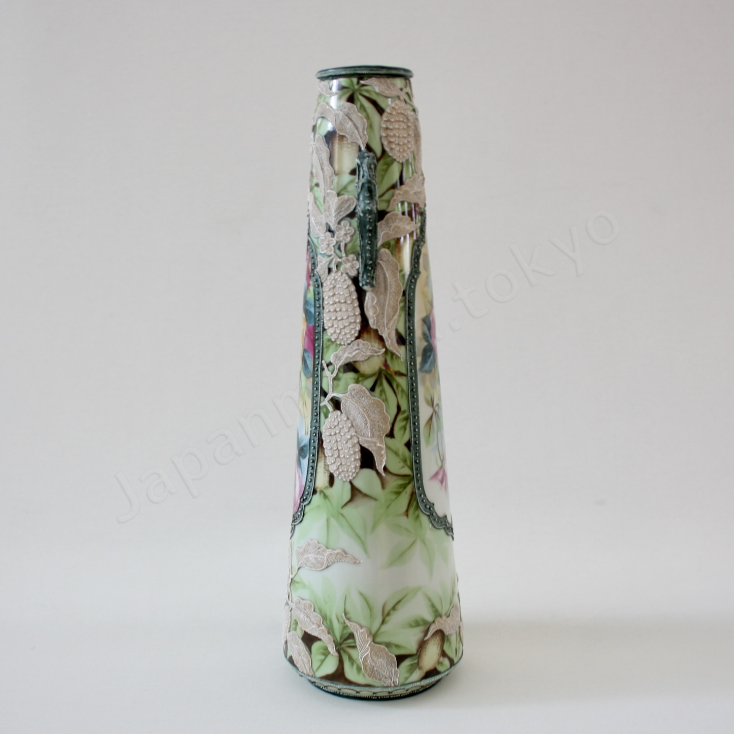 Side view: Japanese antique fine china, Old Noritake.
Vase with handles
Rose and Berry design
polychrome, Moriage decoration