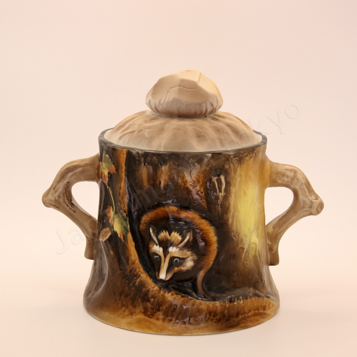 Front view: Japanese antique fine china, Old Noritake.
Humidor with handles
Raccoon design
Molded shape, polychrome