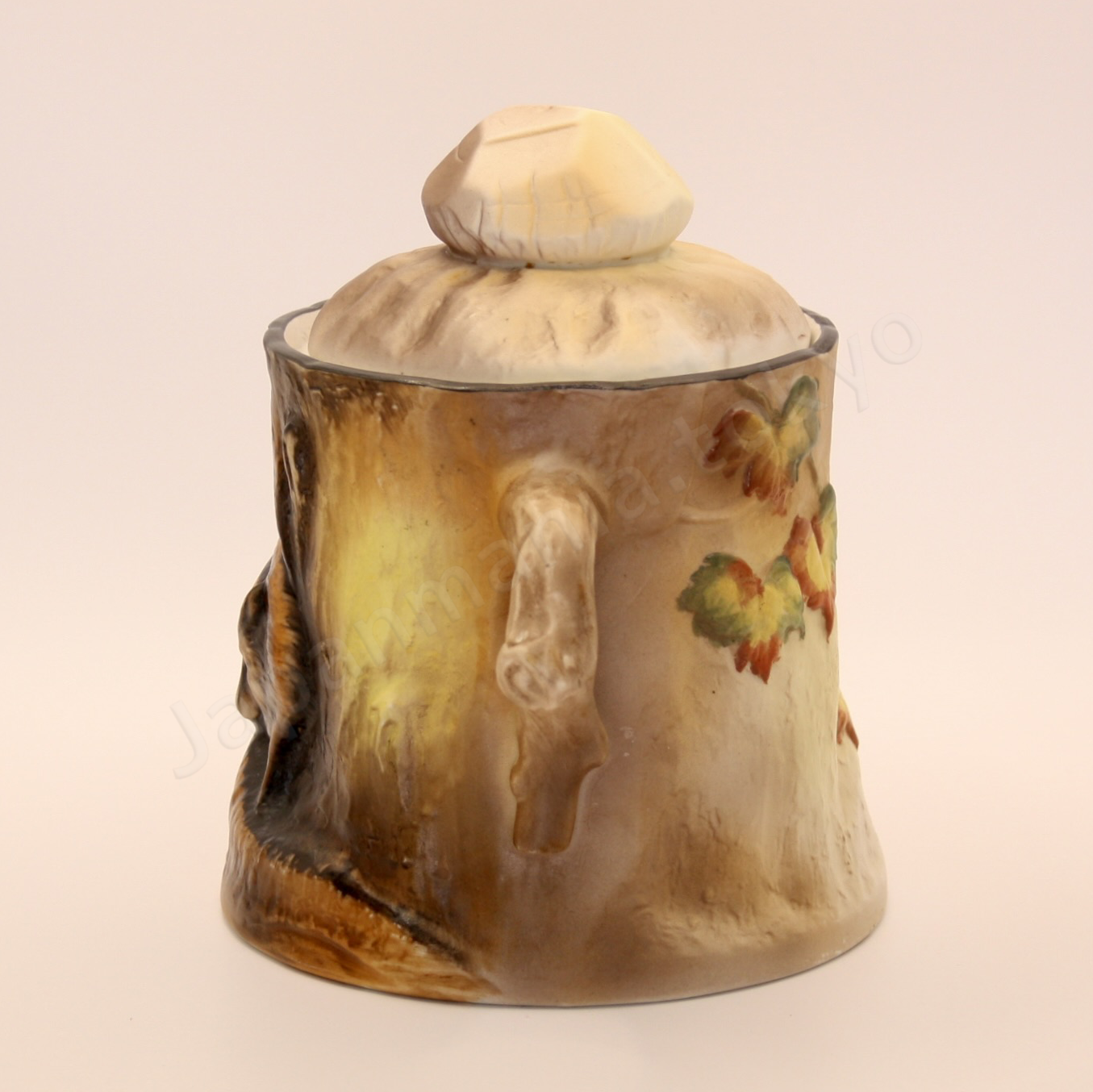 Side view: Japanese antique fine china, Old Noritake.
Humidor with handles
Raccoon design
Molded shape, polychrome