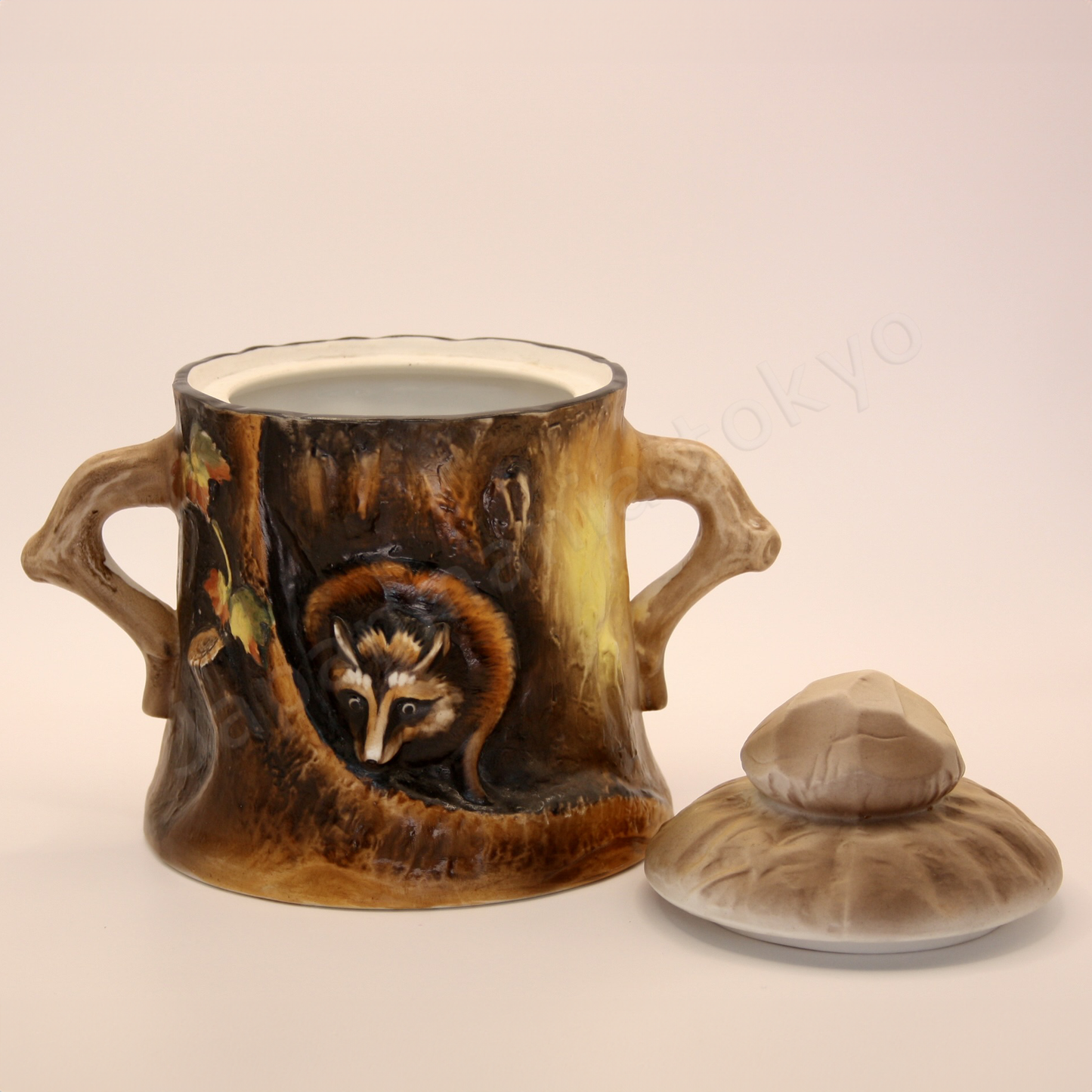 Front view: Japanese antique fine china, Old Noritake.
Humidor with handles
Raccoon design
Molded shape, polychrome